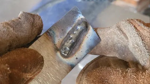 Cordon trop froid : étroit, bombé, mastic posé sur la tôle