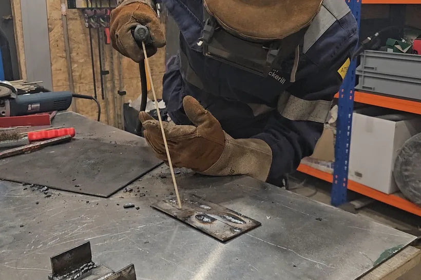 Test d'un cordon de soudure sur une chute de métal